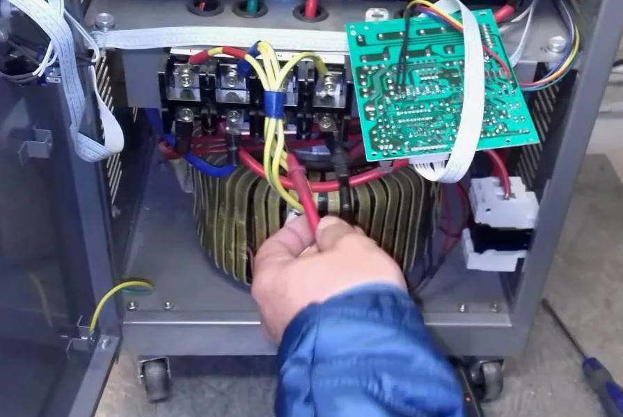 От Щелчка к Стабильности: Полное Руководство по Ремонту Релейных Стабилизаторов Напряжения