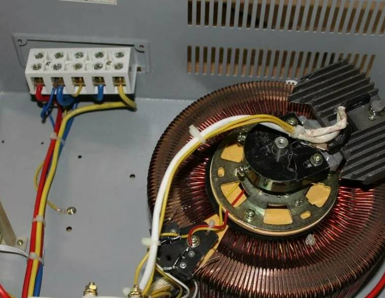 Когда Сеть Теряет Равновесие: Полное Руководство по Ремонту Стабилизаторов Напряжения 220В